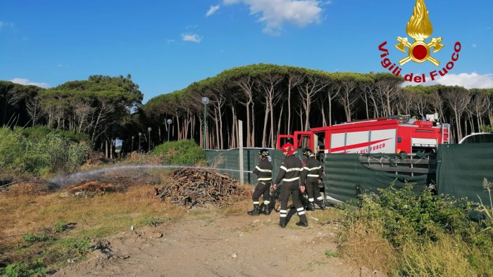 eboli incendio di rifiuti sulla litoranea di eboli