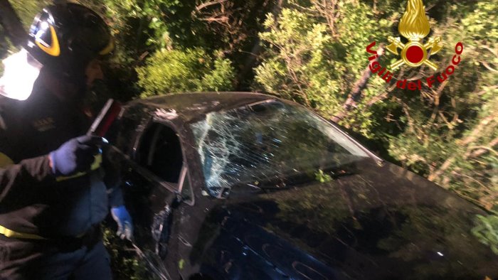 sbanda e finisce con l auto in una scarpata 23enne di nusco ferito in ospedale