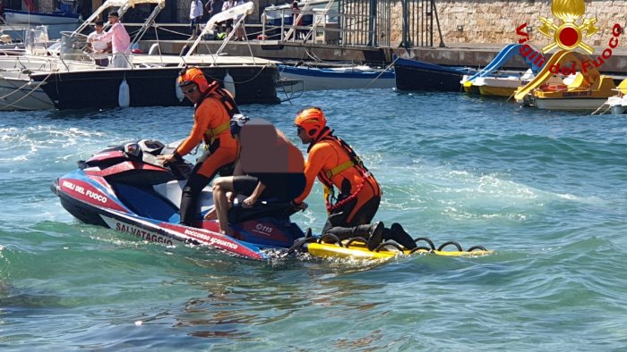 acqua troppo fredda malore durante la gara di nuoto soccorsi i partecipanti