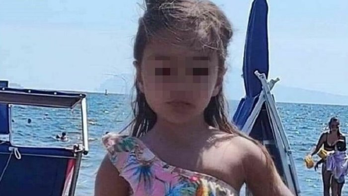 torre annunziata ha visto morire la figlia in mare ora e indagata ecco perche