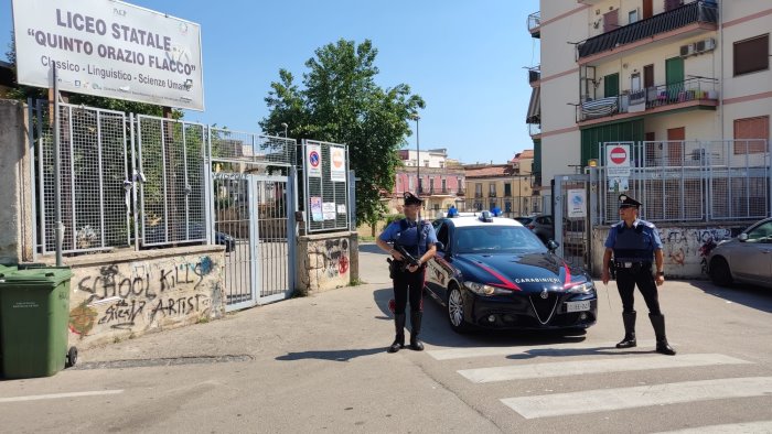 portici rapine a studenti fuori scuola arrestato 34enne