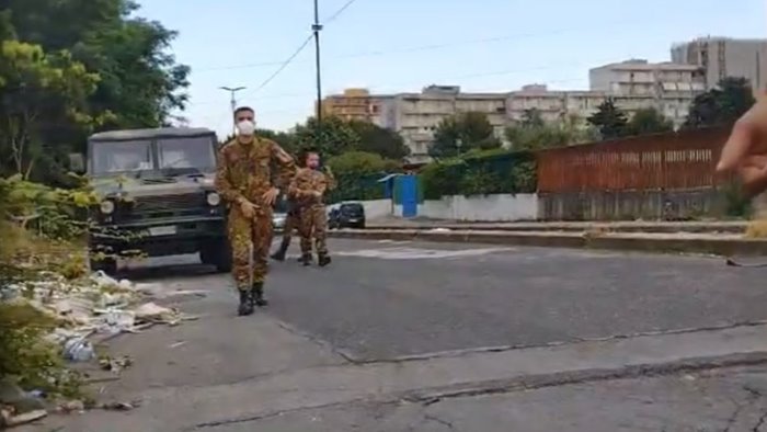 aggrediti mentre documentavano rifiuti a scampia borrelli via il campo rom