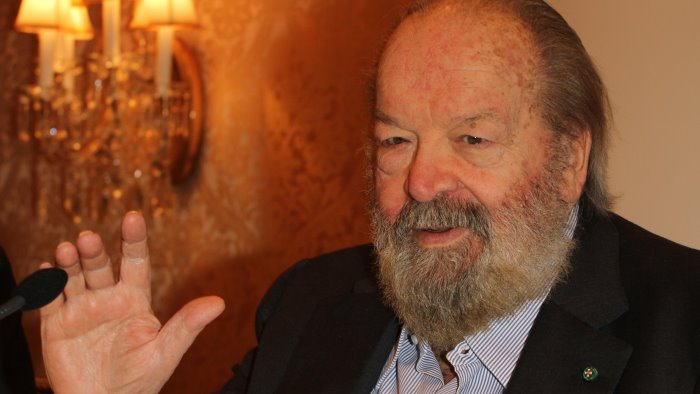 napoli vuole intitolare una piazza in memoria di bud spencer