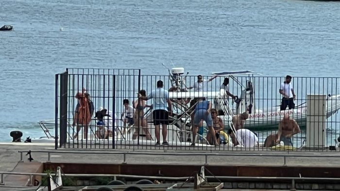 barca affonda a marina di camerota tratti in salvo gli occupanti