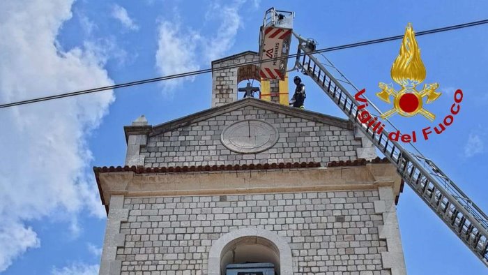 vigili del fuoco mettono in sicurezza il campanile della chiesa madre di paduli