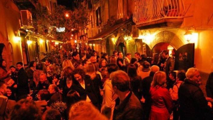 movida napoli nessun limite di chiusura ai locali stop alcol dalle 3 di notte