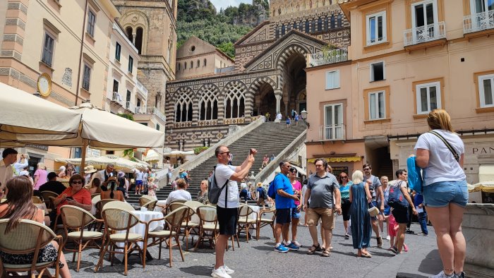 costiera amalfitana e gia record di turisti superati i numeri pre covid