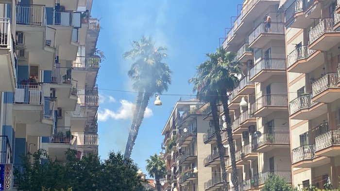 salerno paura in via guercio palma a fuoco il fumo entra nelle case