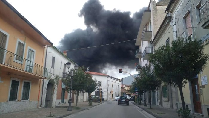 spaventoso incendio a caivano allarme per una nube tossica