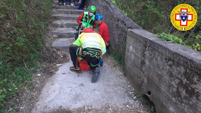 scivola lungo il sentiero degli dei soccorsa una turista a positano