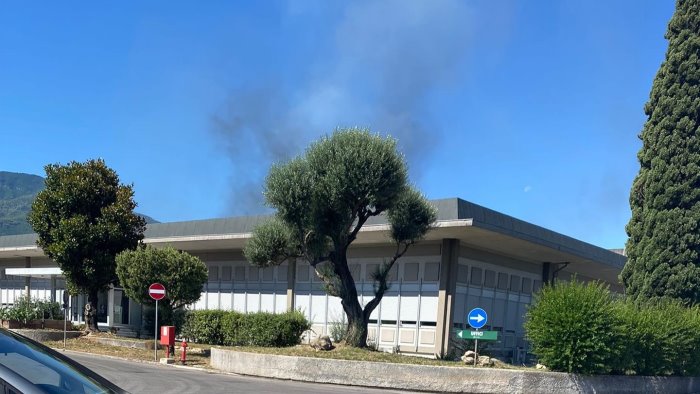 a fuoco deposito a pagani ingenti i danni rilevamenti ambientali dell arpac