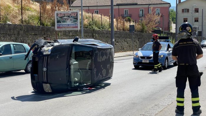 foto incidente in via circumvallazione auto ribaltata e strada chiusa