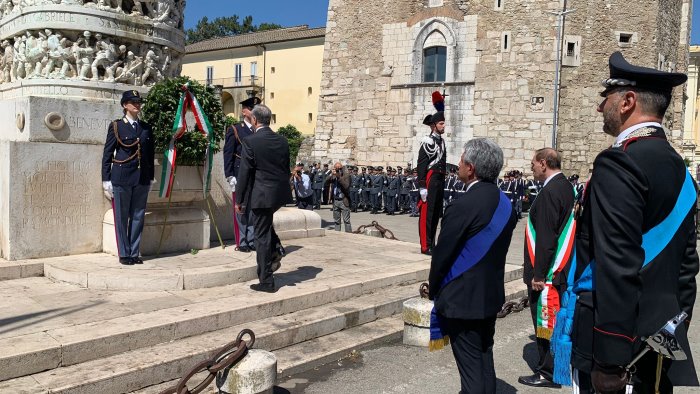 auguri repubblica sole cocente ma piu gente in piazza a festeggiarla