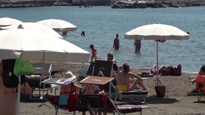 salerno due giugno in citta prese d assalto le spiagge