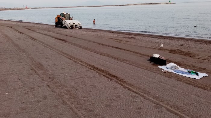 decoro in spiaggia salerno pulita in azione sull arenile della zona baia