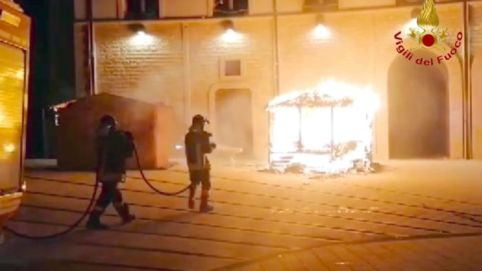 montella in fiamme due casette della festa in piazza si indaga