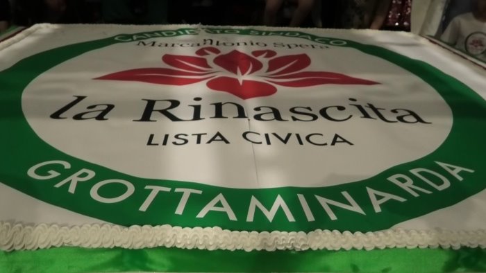 bagno di folla e una mega torta per festeggiare la vittoria del sindaco spera