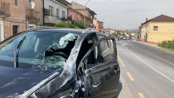 statale appia lastre di vetro colpiscono una nissan un ferito e tanta paura