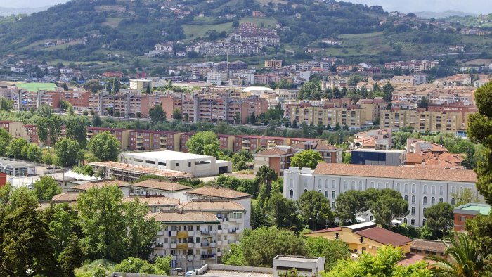 ex dipendente provincia trovato morto in casa al rione liberta aveva 67anni