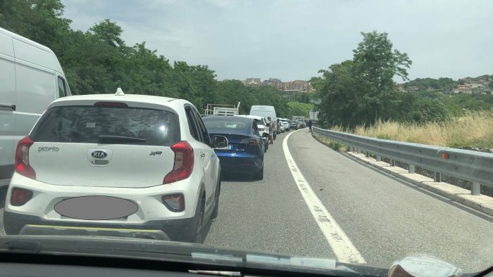 camion in avaria in autostrada traffico paralizzato a montemiletto