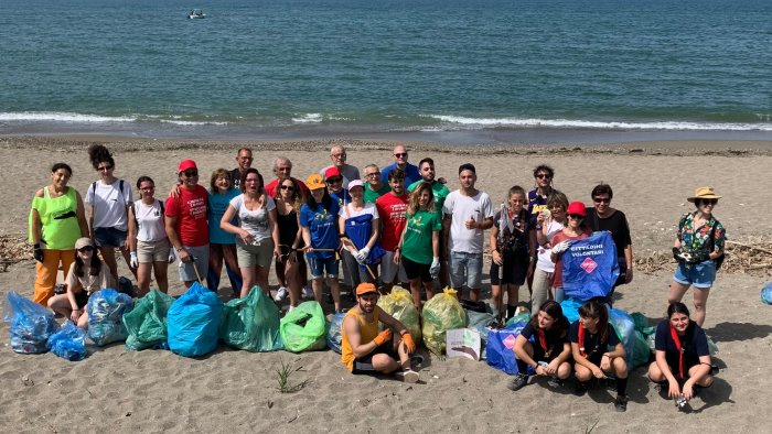 salerno volontari in azione sulla spiaggia recuperati oltre 90 kg di rifiuti