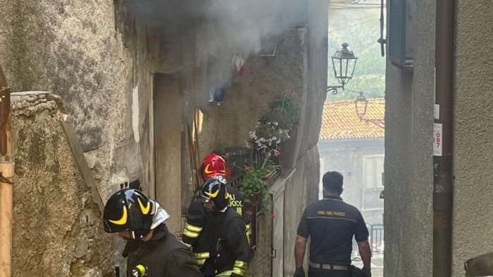 a fuoco bombola del gpl incendio in una casa a sanza nessun ferito