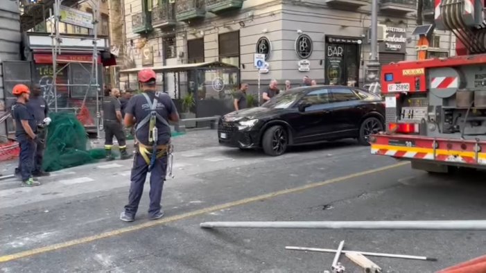 napoli auto contro impalcatura ripristinata la circolazione in corso umberto