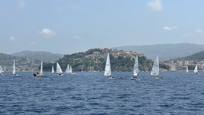 vela spettacolo nelle acque di agropoli con il campionato ilca master