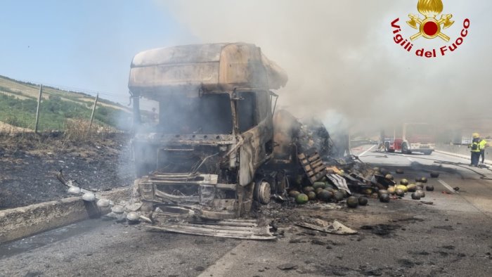 autocarro carico di angurie in fiamme sull autostrada a16 paura e caos