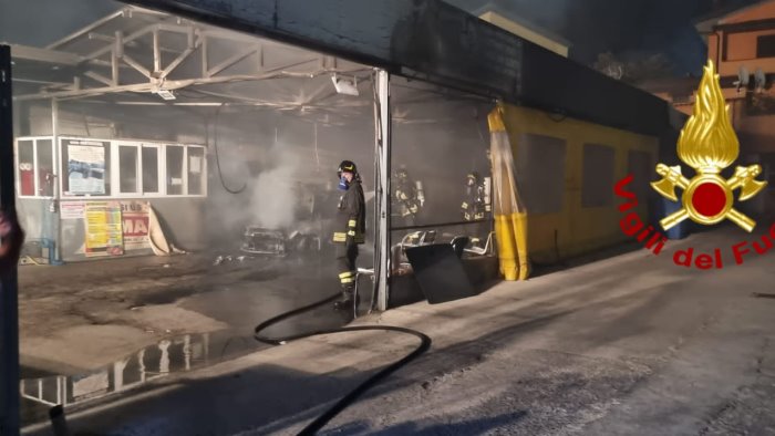 auto in fiamme a montoro e giallo indagano i carabinieri