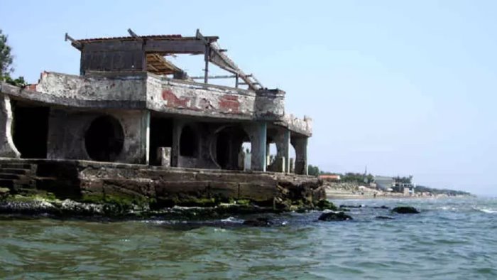 mare legambiente campania maglia nera per aggressioni all ecosistema marino