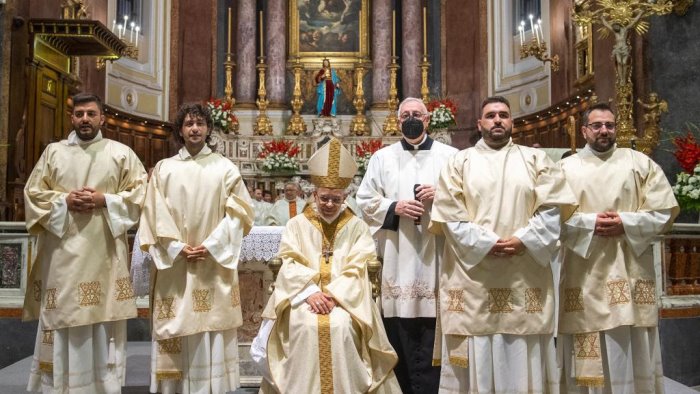 mons francesco alfano ha ordinato quattro nuovi diaconi a castellammare