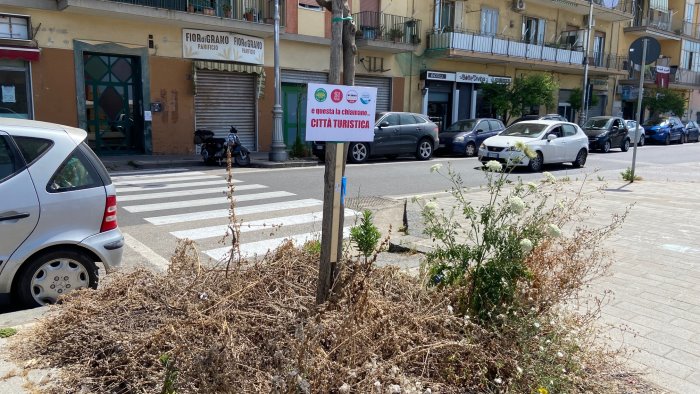 salerno aiuole incolte e degrado e protesta nella zona orientale