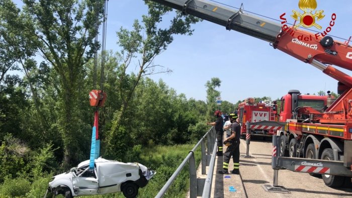 incidente sulla provinciale furgone nella scarpata ferito 33enne di contrada