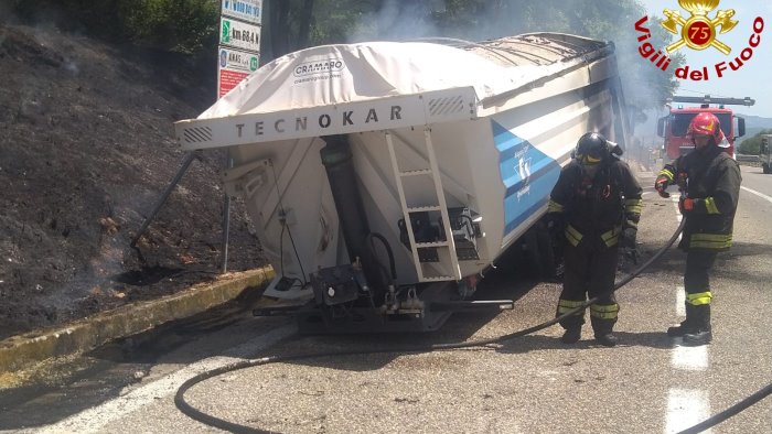 petina autotreno prende fuoco sull a2 ed incendia parte della collina