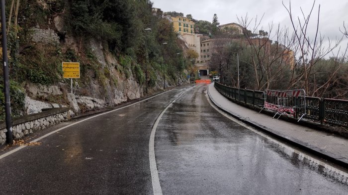 cede il costone su via capo a sorrento chiusura per il ripristino