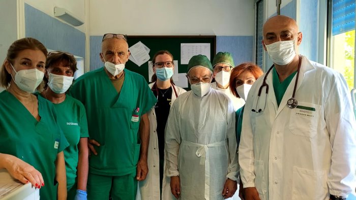 il vescovo francesco alfano in visita agli ammalati nell ospedale di sorrento