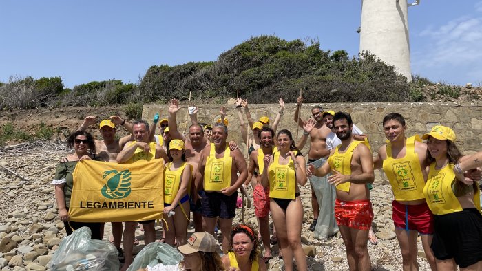 puliamo l isola volontari legambiente bonificano l isolotto di licosa