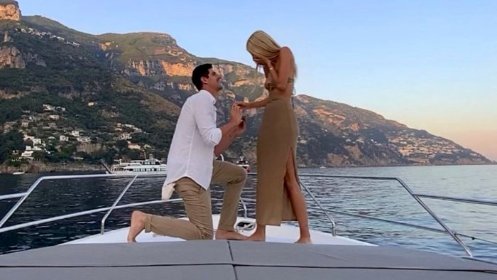 courtois eroe di champions sceglie positano per la proposta di matrimonio