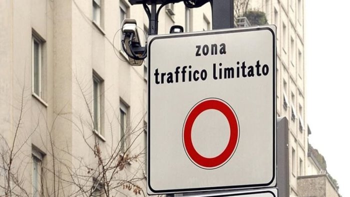 avellino parte la ztl nel centro storico disco rosso per le auto