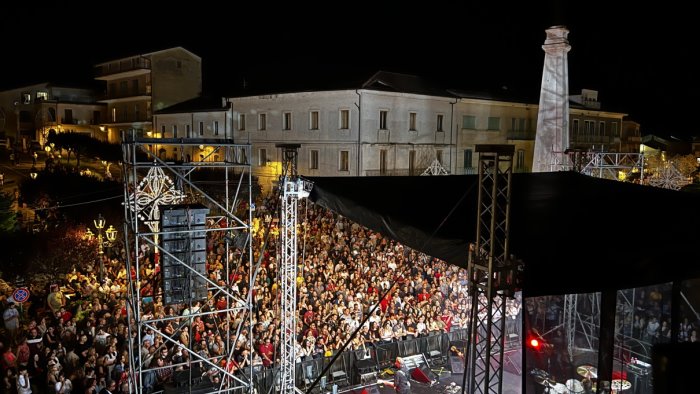 le vibrazioni e teggiano jazz infiammano piazza san cono