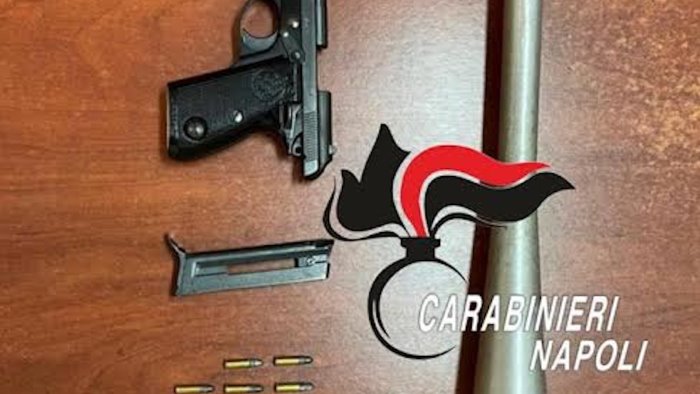 in auto con gli amici con una pistola con il colpo in canna nei guai 31enne