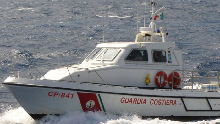 massa lubrense affonda una motobarca 13 persone salvate dalla guardia costiera