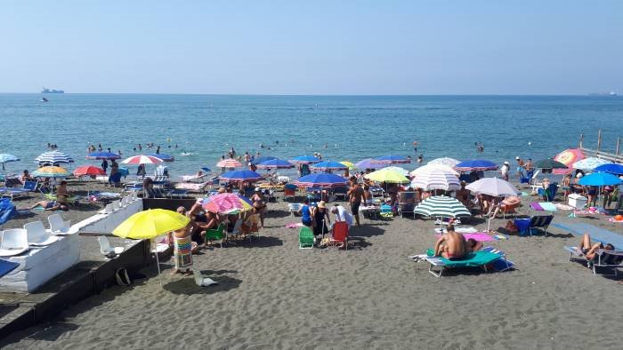 salerno gestione spiagge libere ai privati presto l affidamento dei servizi