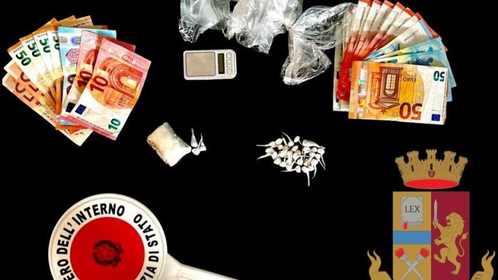 hashish e cocaina in casa la polizia arresta un giovane di 21 anni