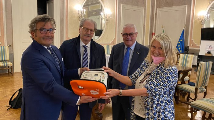 progetto cuore sicuro il rotary dona un defibrillatore alla prefettura