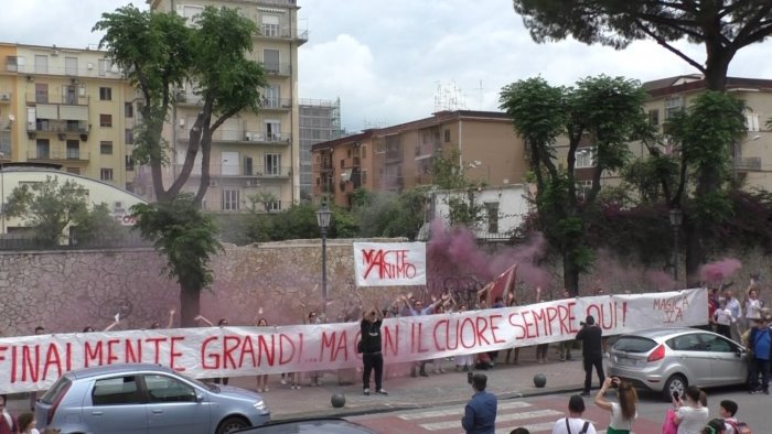 salerno striscioni e fumogeni alla matteo mari per la chiusura della scuola