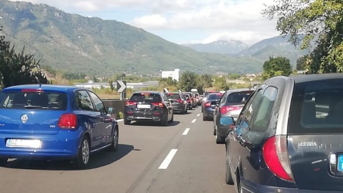 caos traffico sul raccordo avellino salerno da stanotte via il cantiere