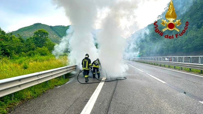 autovettura in fiamme sull a16 paura per due persone