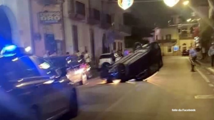 notte di follia a nola litiga con la fidanzata poi con l auto sulla folla